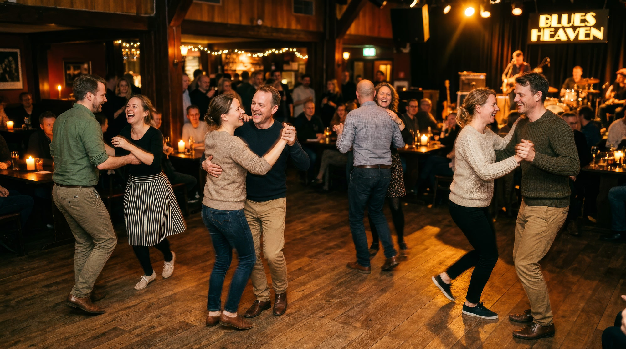 Dansende par på gulvet i Maskinhallen under Blues Heaven Festival i Frederikshavn